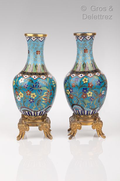 null Chine, XIXe siècle

Paire de petits vases en émaux cloisonnés polychromes, à...