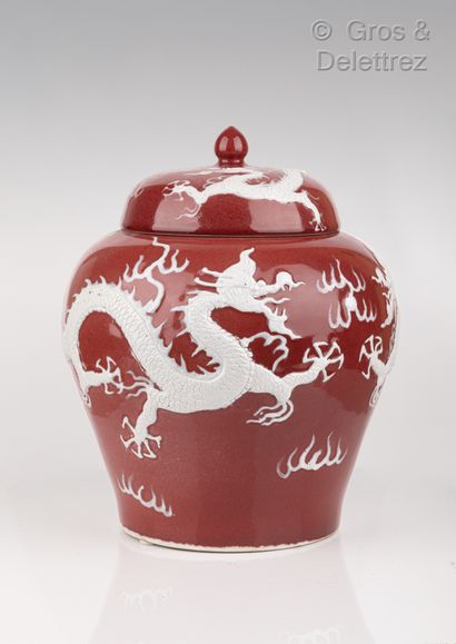 null Chine, 2ème moitié XXe siècle

Pot couvert en porcelaine émaillée rouge, à décor...
