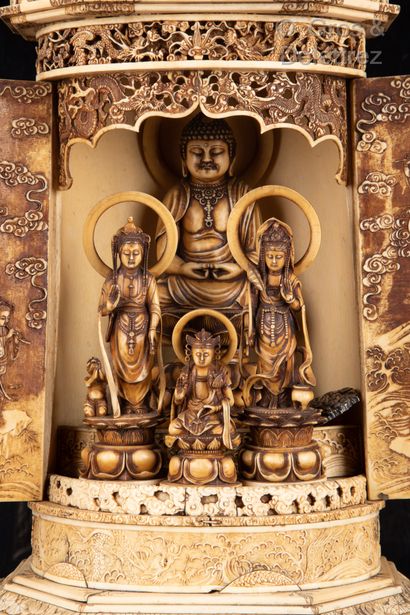 null Japon, vers 1920	

Importante pagode en ivoire et placage d’ivoire, à fût cylindrique,...