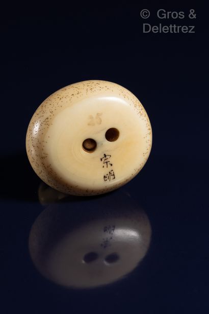 null Japon, XIXe siècle 	

Netsuke en ivoire figurant un homme assis dans un baquet,...