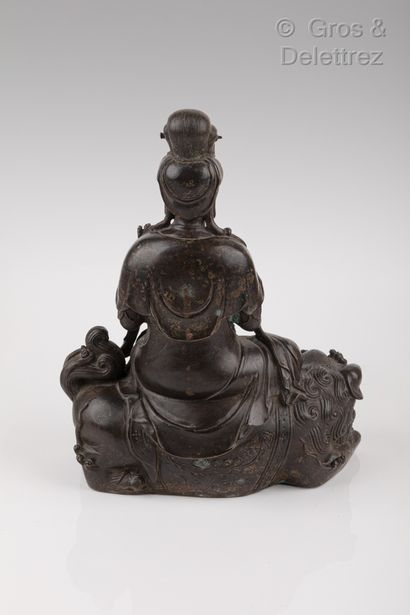 null Chine, XXe siècleSujet en métal, représentant une Guanyin assise en délassement...