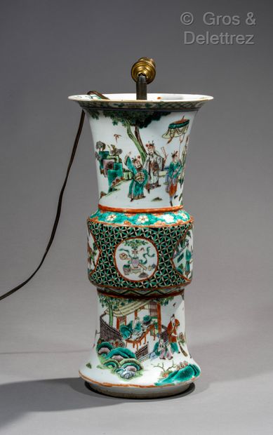 null Chine, fin XIXe siècle

Vase de forme zun, en porcelaine et émaux de style famille...