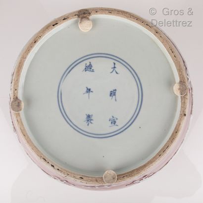 null Chine, 2ème moitié XXe siècle

Pot couvert en porcelaine émaillée rouge, à décor...