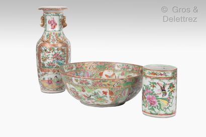 null Chine, fin XIXe siècle

Lot de trois objets en porcelaine de Canton, dont un...