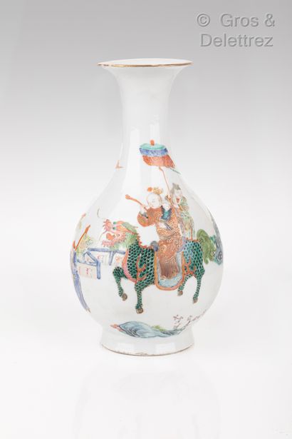 null Chine, fin XIXe siècle

Vase bouteille en porcelaine et émaux de la famille...