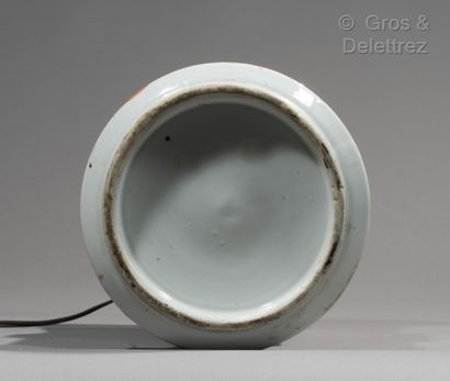null Chine, fin XIXe siècle

Vase de forme zun, en porcelaine et émaux de style famille...