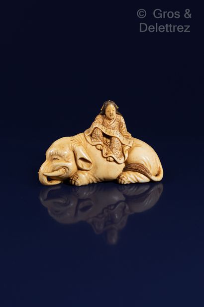 null Japon, fin XIXe siècle 	

Okimono-netsuke en ivoire et rehauts bruns, figurant...