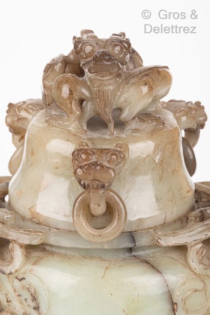 null Chine, XXe siècle

Vase couvert tripose en serpetine, les anses en forme de...