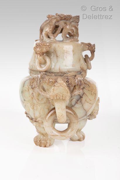 null Chine, XXe siècle

Vase couvert tripose en serpetine, les anses en forme de...