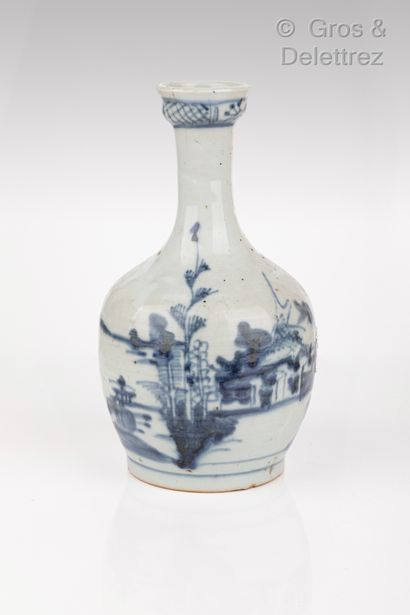 null Chine, période Qing 

Vase bouteille en porcelaine bleu-blanc, à décor d'un...
