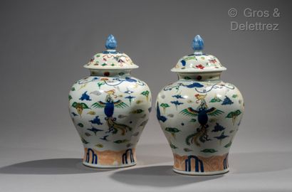 null Chine, XXe siècle

Paire de potiche couverte en porcelaine et émaux polychromes...