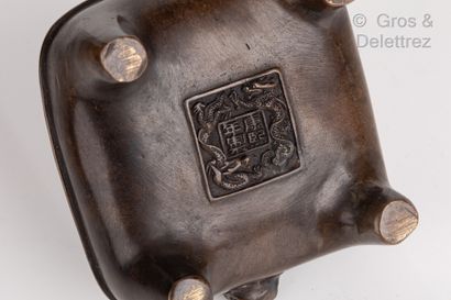 null Chine, vers 1900

Brûle parfum en bronze orné de deux anses en forme de tête...