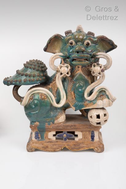 null Vietnam, XIXe siècle

Paire de lions bouddhiques en céramique émaillée vert,...