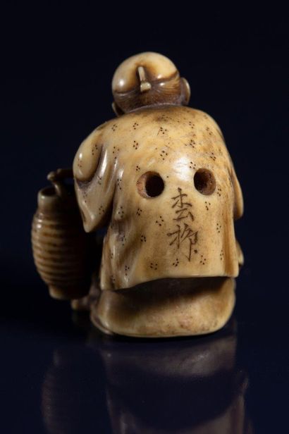 null Japon, vers 1900	

Netsuke en ivoire figurant un aveugle courbé, tenant une...