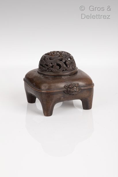 null Chine, vers 1900

Brûle parfum en bronze orné de deux anses en forme de tête...