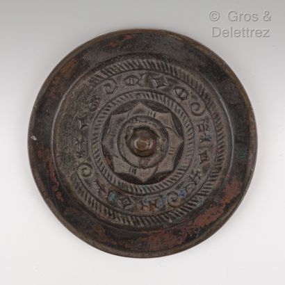 null Chine, période Han

Petit miroir circulaire en bronze, de patine gris-noir,...