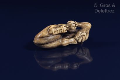 null Japon, XIXe siècle	

Netsuke en ivoire et rehauts bruns, représentant un loup...