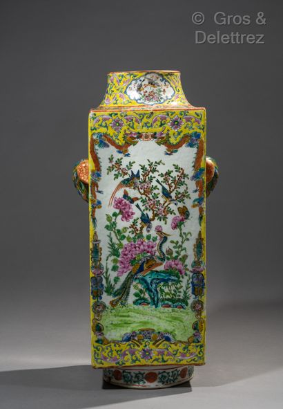 null Chine, fin XIXe siècle

Vase en forme de cong, quadrangulaire avec col et base...