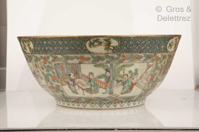 null Chine, fin XIXe siècle

Bol à punch en porcelaine de Canton, à décor en médaillons...