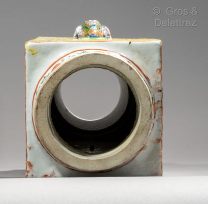 null Chine, fin XIXe siècle

Vase en forme de cong, quadrangulaire avec col et base...