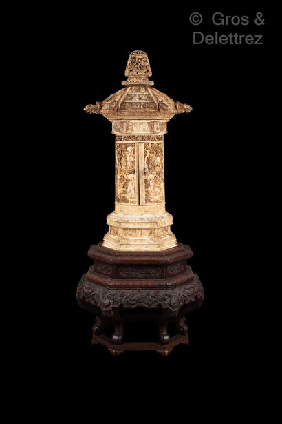null Japon, vers 1920	

Importante pagode en ivoire et placage d’ivoire, à fût cylindrique,...