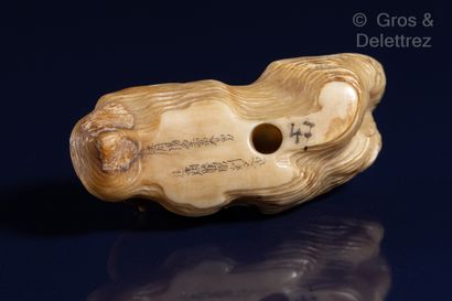 null Japon, XIXe siècle	

Netsuke en ivoire marin partiellement teinté, figurant...