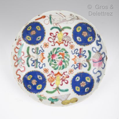 null Chine, vers 1920

Assiette en porcelaine et émail polychrome, à décor de motifs...