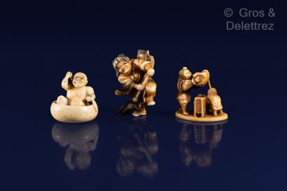 null Japan, 19th century

Ivory netsuke showing a man sitting in a tub, washing his...