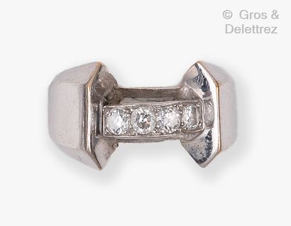 null White gold bridge ring, set with a line of brilliant-cut diamonds. Finger size...