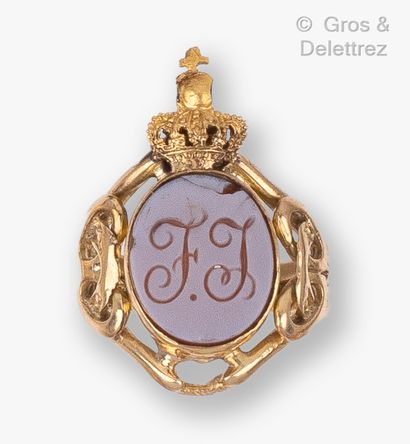 null 
Yellow gold ring, set with an agate engraved with the initials F.J. surmounted...