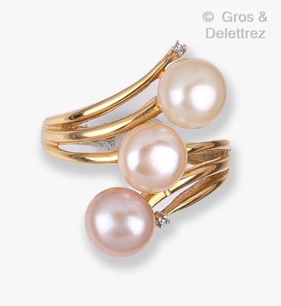 null Yellow gold ring set with three button pearls in a rose camaïeu, highlighted...