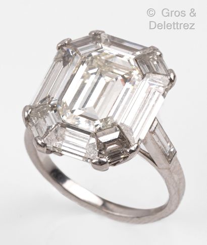 null Exceptional platinum "Solitaire" ring, set with a radian cut diamond, in a setting...