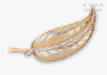 null Feather" brooch in yellow gold, highlighted by a fall of brilliant-cut diamonds....
