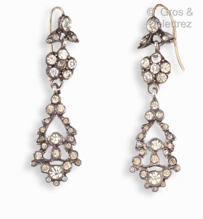  Lot composé de deux paires de pendants d’oreilles en argent à décor de rosaces serties...