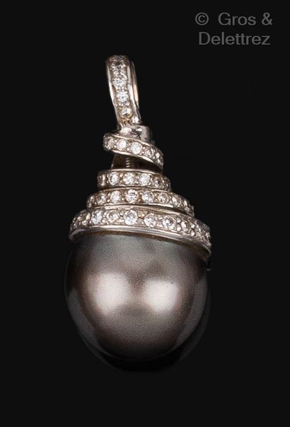 null Pendentif orné d’une perle de culture grise de Tahiti. La bélière forme une...