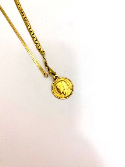 null Yellow gold lot comprising a chased medal representing the Virgin Mary, and...