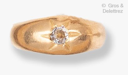 null Yellow gold "Jonc" ring, set with a brilliant-cut diamond. Finger size: 49....