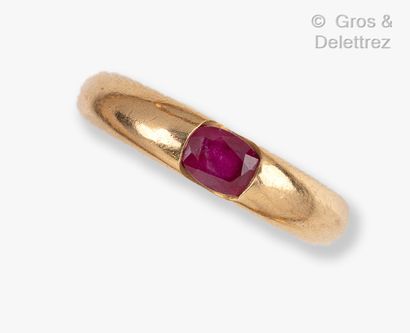 null Yellow gold ring set with an oval ruby. Finger size : 50. Gross weight: 8.6...