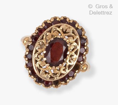 Yellow gold ring, set with an oval garnet...