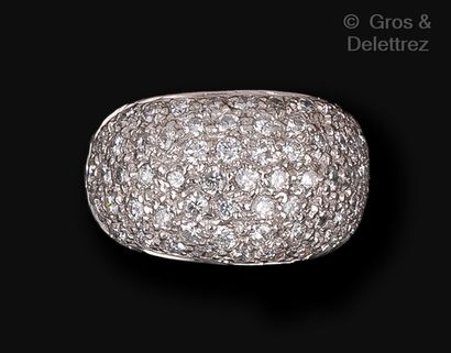 null Bague « Jonc » en or gris, pavée à mi-corps de diamants taillés en brillant....