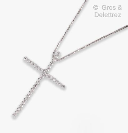 null Pendentif « Croix»   en or gris, entièrement serti de diamants taillés en brillant....