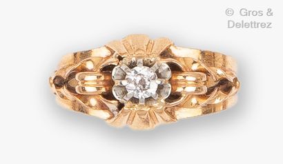 null Yellow gold ring, with twisted shoulders and a brilliant-cut diamond. Finger...