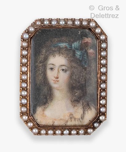 null Yellow gold ring, with a painted miniature of a female portrait in a frame of...