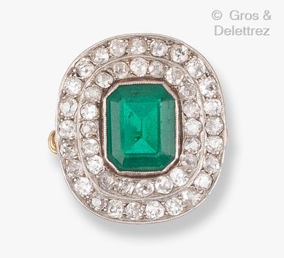 null Yellow gold ring, set with a green stone in a double circle of old cut diamonds....