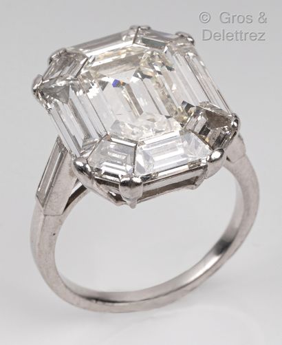 null Exceptional platinum "Solitaire" ring, set with a radian cut diamond, in a setting...