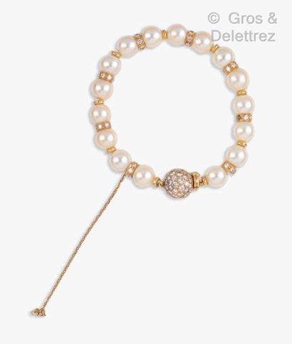 Bracelet composé d’un rang de perles de culture...