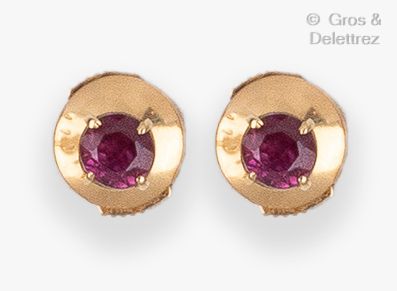 null Pair of yellow gold earrings, each with a ruby. Diameter: 3.9 mm. Gross weight:...