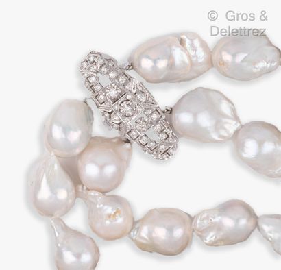 null Important collier composé de deux rangs de perles baroques. Le fermoir « plaque »...
