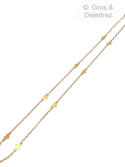 null Chain in yellow gold, composed of links forçat alternated with hearts. Length...