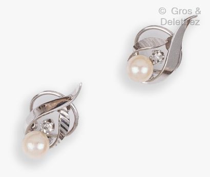 null Paire de boucles d’oreilles « Volutes » en or gris, serties de perles de culture...